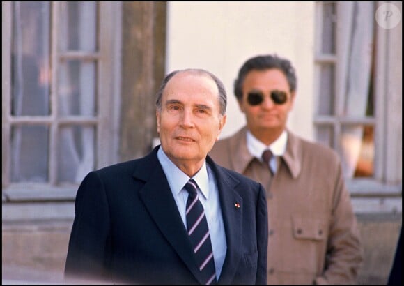 François Mitterrand et Roger Hanin en 1988 à Paris. 