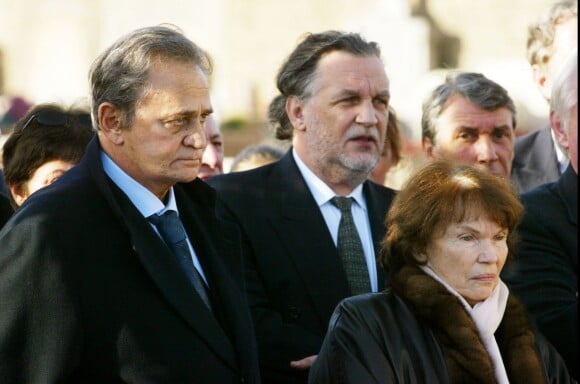L'acteur Roger Hanin, Jean-Christophe Mitterrand et Danielle Mitterrand à l'inhumation de Christine Gouze-Renal à Cluny le 30 octobre 2002. 