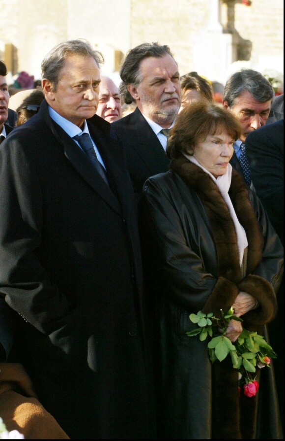Roger Hanin, Jean-Christophe Mitterrand et Danielle Mitterrand à l'inhumation de Christine Gouze-Renal à Cluny le 30 octobre 2002. 