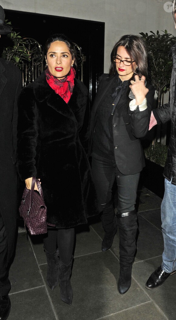 Penélope Cruz et Salma Hayek sortent du Scotts Restaurant à Londrs le 11 février 2015.