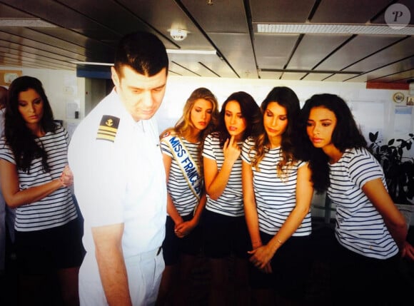 Malika Ménard, Camille Cerf, Delphine Wespiser, Laury Thilleman et Flora Coquerel découvrent les commandes du bateau lors de la croisière Miss France. Janvier 2015.