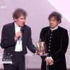 Alain Souchon et Laurent Voulzy récompensés aux 30e Victoires de la musique, au Zénith de Paris, le 13 février 2015.