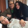 Steven Tyler aux cotés de sa fille Liv et de la demi-soeur de Liv, Mia Tyler, après l'arrivée du bébé, le 11 février 2015.