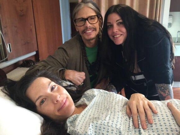 Steven Tyler aux cotés de sa fille Liv et de la demi-soeur de Liv, Mia Tyler, après l'arrivée du bébé, le 11 février 2015.