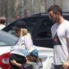 Exclusif - Christina Aguilera, très enceinte, son fiancé Matthew Rutler et son fils Max se rendent au mini golf à Studio City, le 12 juillet 2014. 