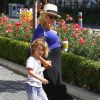 Christina Aguilera enceinte et son fiancé Matt Rutler vont déjeuner avec leur fils Max à l'occasion de la fête des mères à Los Angeles, le 11 mai 2014. 