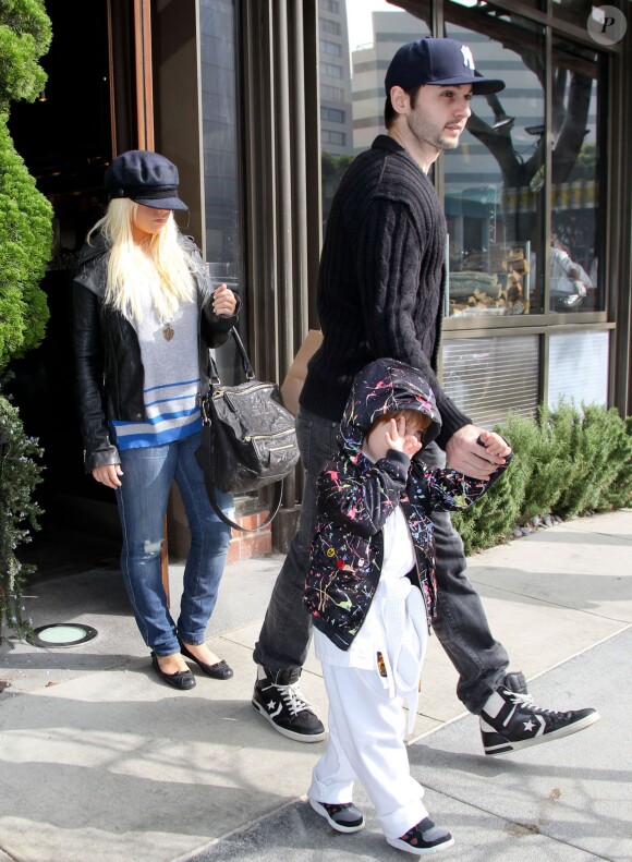 Christina Aguilera, son compagnon Matthew Rutler et son fils Max Bratman sont alles dejeuner au restaurant Houston a Santa Monica. Le 8 decembre 2012 
