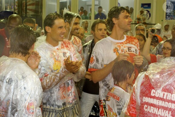 L'ex-tennisman Gustavo Kuerten, David Ferrer et Rafael Nadal s'éclatent au carnaval de Rio de Janeiro le 15 février 2015. 