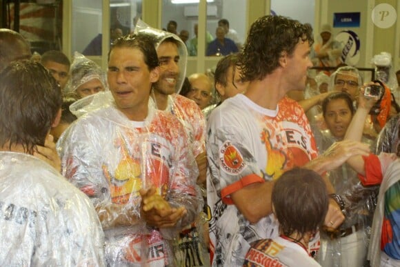 L'ex-tennisman brésilien Gustavo Kuerten, David Ferrer et Rafael Nadal s'éclatent au carnaval de Rio de Janeiro le 15 février 2015. 