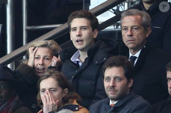 Claire Chazal, prise par l'émotion au côté de son fils François Poivre d'Arvor lors du match de Ligue des Champions le Paris Saint-Germain et Chelsea au Parc des Princes, à Paris le 17 février 2015