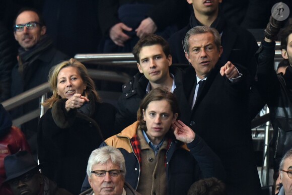 Claire Chazal avec son fils François Poivre d'Arvor lors du match de Ligue des Champions le Paris Saint-Germain et Chelsea au Parc des Princes, à Paris le 17 février 2015, derrière Pierre Sarkozy