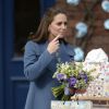 Kate Middleton, enceinte, a visité l'usine Emma Bridgewater à Stoke-on-Trent, qui produit des tasses au profit des hopitaux East Anglia's Children's Hospices, le 18 février 2015