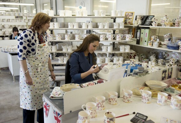 Kate Middleton a visité l'usine Emma Bridgewater à Stoke-on-Trent, qui produit des tasses au profit des hopitaux pour enfants East Anglia's Children's Hospices, le 18 février 2015