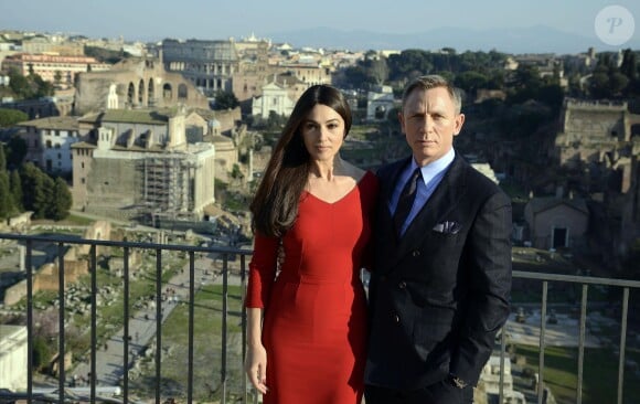 Les acteurs Daniel Craig et Monica Bellucci prennent la pose au photocall de Spectre, prochain James Bond, au Senatorial Palace, Piazza del Campidoglio à Rome, le 18 février 2015