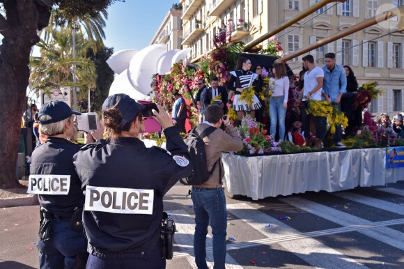 Première bataille de fleurs sur la Promenade des Anglais lors du 131ème carnaval de Nice "Roi de la Musique", avec une partie des membres de "Danse avec les stars", le 18 février 2015. 