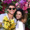 Rayane Bensetti et Denitsa Ikonomova, complices - Première bataille de fleurs sur la Promenade des Anglais lors du 131ème carnaval de Nice "Roi de la Musique", avec une partie des membres de "Danse avec les stars", le 18 février 2015. 