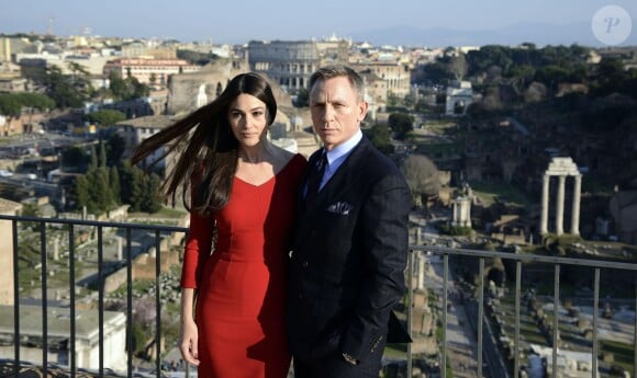 Daniel Craig et Monica Bellucci posent pendant un photocall sur le tournage de 'Spectre' au Palais Sénatorial, Piazza del Campidoglio, Rome, le 18 février 2015.