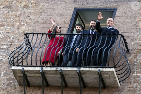 Monica Bellucci, Dario Franceschini, Ignazio Marino et Daniel Craig pendant un photocall sur le tournage de 'Spectre' au Palais Sénatorial, Piazza del Campidoglio, Rome, le 18 février 2015.
