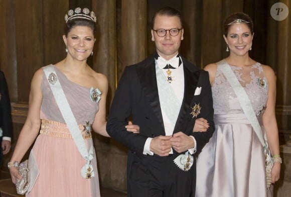 La princesse Victoria de Suède et la princesse Madeleine de Suède, enceinte, arrivant avec le prince Daniel, le 11 février 2015 au palais royal à Stockholm, pour le premier dîner officiel de l'année.