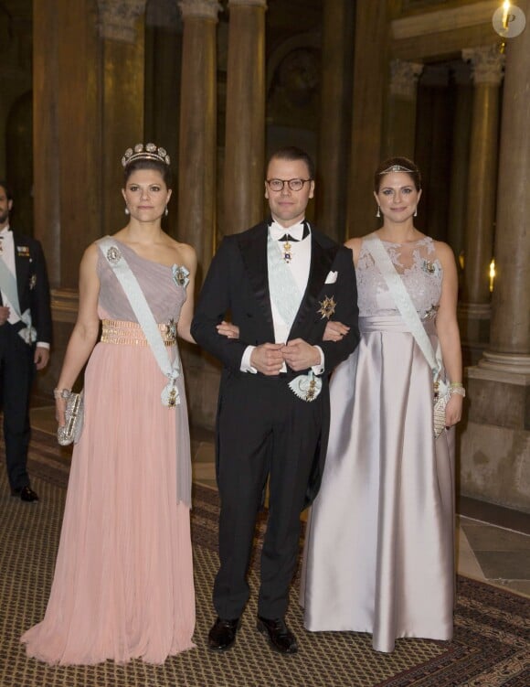 La princesse Victoria de Suède et la princesse Madeleine de Suède, enceinte, arrivant avec le prince Daniel, le 11 février 2015 au palais royal à Stockholm, pour le premier dîner officiel de l'année.