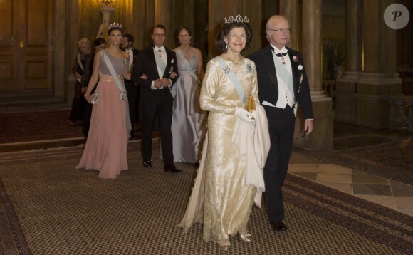 La princesse Victoria de Suède, son mari le prince Daniel de Suède, la princesse Madeleine de Suède, enceinte, la reine Silvia et le roi Carl XVI Gustaf de Suède le 11 février 2015 au palais royal à Stockholm, pour le premier dîner officiel de l'année.