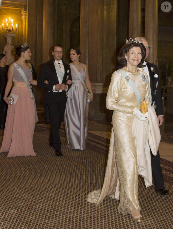 La princesse Victoria de Suède, son mari le prince Daniel de Suède, la princesse Madeleine de Suède, enceinte, la reine Silvia et le roi Carl XVI Gustaf de Suède le 11 février 2015 au palais royal à Stockholm, pour le premier dîner officiel de l'année.