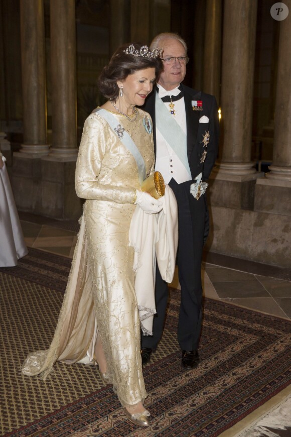 Le roi Carl XVI Gustaf de Suède et la reine Silvia de Suède le 11 février 2015 au palais royal à Stockholm, pour le premier dîner officiel de l'année.