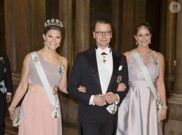 La princesse Victoria de Suède et la princesse Madeleine de Suède, enceinte, arrivant avec le prince Daniel, le 11 février 2015 au palais royal à Stockholm, pour le premier dîner officiel de l'année.