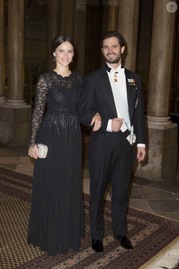 Le prince Carl Philip de Suède et sa fiancée Sofia Hellqvist le 11 février 2015 au palais royal à Stockholm, pour le premier dîner officiel de l'année.