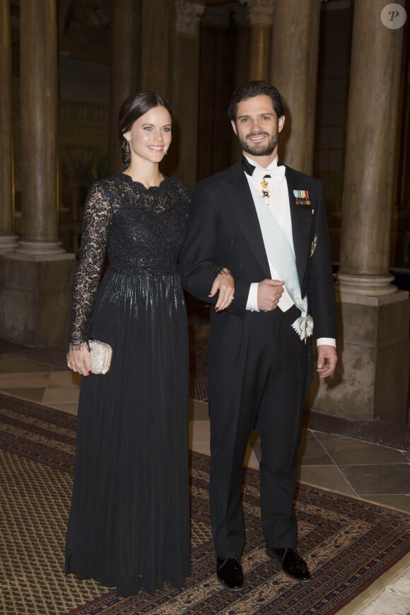 Le prince Carl Philip de Suède et sa fiancée Sofia Hellqvist le 11 février 2015 au palais royal à Stockholm, pour le premier dîner officiel de l'année.