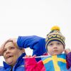 La princesse Victoria, à fond dans la course, et sa fille la princesse Estelle de Suède aux Championnats du monde de ski nordique de la FIS à Falun, le 19 février 2015. 