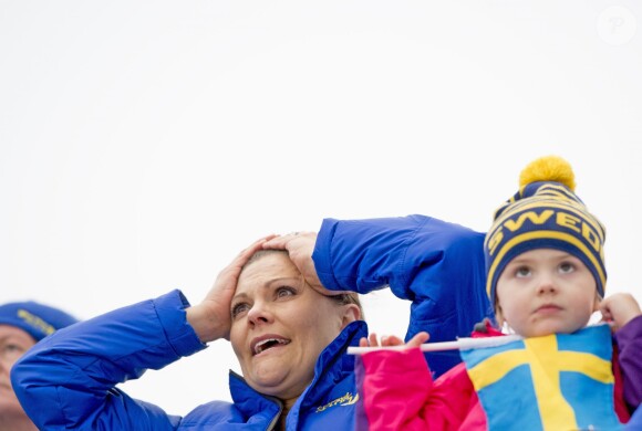 La princesse Victoria, à fond dans la course, et sa fille la princesse Estelle de Suède aux Championnats du monde de ski nordique de la FIS à Falun, le 19 février 2015. 