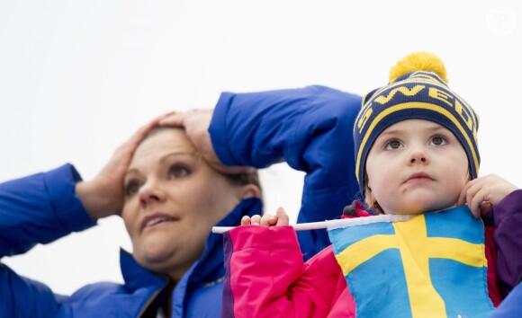 La princesse Victoria et sa fille la princesse Estelle de Suède assistant aux Championnats du monde de ski nordique de la FIS à Falun, le 19 février 2015.