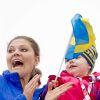 La princesse Victoria et sa fille la princesse Estelle de Suède lors des Championnats du monde de ski nordique de la FIS à Falun, le 19 février 2015. 