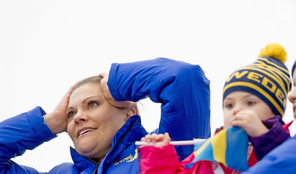 La princesse Victoria et sa fille la princesse Estelle de Suède assistent aux Championnats du monde de ski nordique de la FIS à Falun, le 19 février 2015.19/02/2015 - Falun