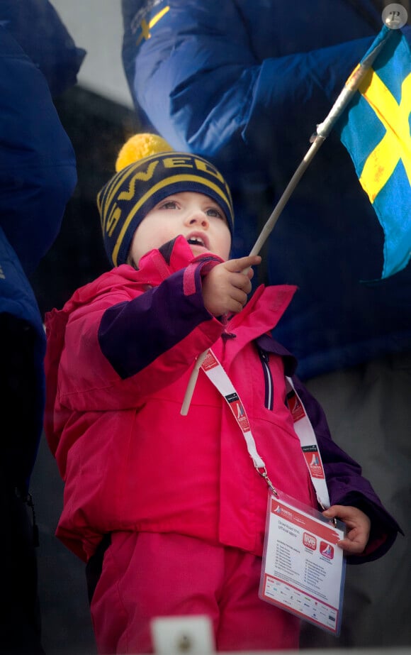 La princesse Estelle de Suède, parfaite supportrice, aux Championnats du monde de ski nordique de la FIS à Falun, le 19 février 2015. 