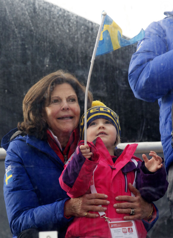 La reine Silvia et la princesse Estelle de Suède aux Championnats du monde de ski nordique de la FIS à Falun, le 19 février 2015. 