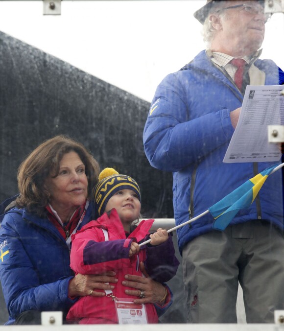 La reine Silvia, la princesse Estelle, le roi Carl XVI Gustaf de Suède aux Championnats du monde de ski nordique de la FIS à Falun, le 19 février 2015. 