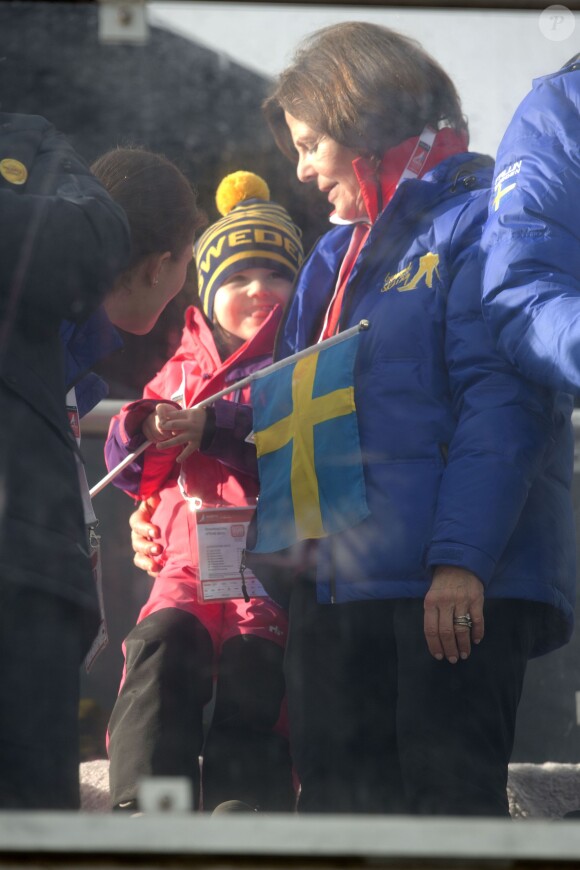 La reine Silvia, la princesse Estelle de Suède aux Championnats du monde de ski nordique de la FIS à Falun, le 19 février 2015. 
