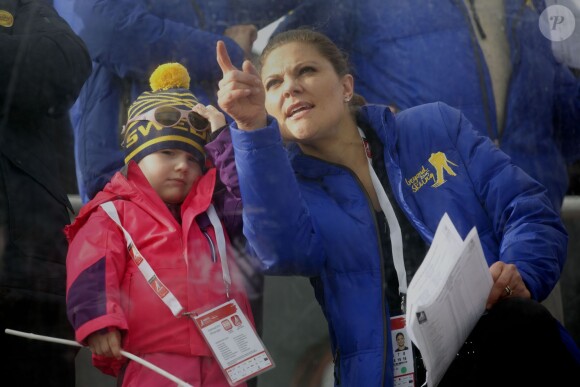 La princesse Estelle et la princesse Victoria de Suède attentives lors des Championnats du monde de ski nordique de la FIS à Falun, le 19 février 2015. 