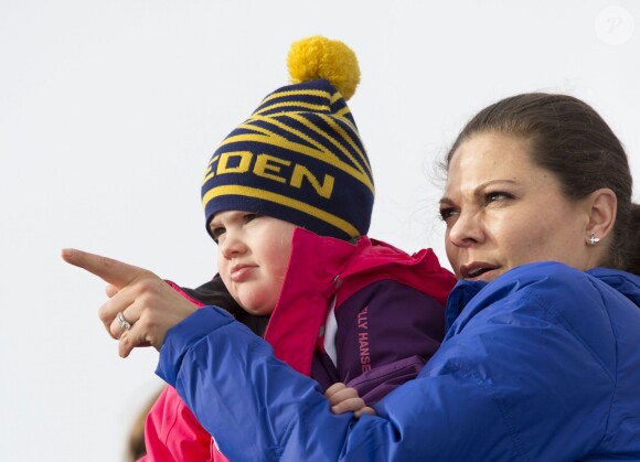 La princesse Estelle et la princesse Victoria de Suède concentrées lors des Championnats du monde de ski nordique de la FIS à Falun, le 19 février 2015. 