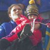 La princesse Estelle sur les genoux de sa maman la princesse Victoria de Suède aux Championnats du monde de ski nordique de la FIS à Falun, le 19 février 2015. 