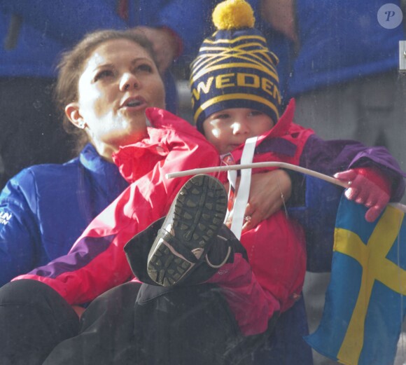 La princesse Estelle sur les genoux de sa maman la princesse Victoria de Suède aux Championnats du monde de ski nordique de la FIS à Falun, le 19 février 2015. 