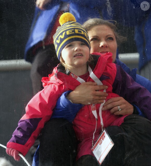 La princesse Estelle assise avec sa mère la princesse Victoria de Suède aux Championnats du monde de ski nordique de la FIS à Falun, le 19 février 2015. 