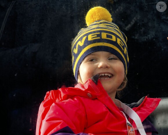 La princesse Estelle de Suède rieuse aux Championnats du monde de ski nordique de la FIS à Falun, le 19 février 2015. 
