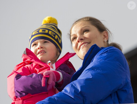 La princesse Estelle et la princesse Victoria de Suède lors des Championnats du monde de ski nordique de la FIS à Falun, le 19 février 2015. 