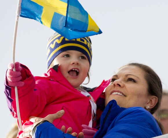 La princesse Estelle et la princesse Victoria de Suède aux Championnats du monde de ski nordique de la FIS à Falun, le 19 février 2015.