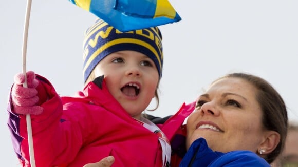Princesse Estelle, 3 ans : Skieuse-née et fan transie aux championnats à Falun !