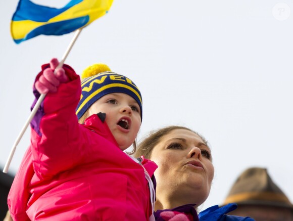 La princesse Estelle et la princesse Victoria de Suède en supportrices aux Championnats du monde de ski nordique de la FIS à Falun, le 19 février 2015. 