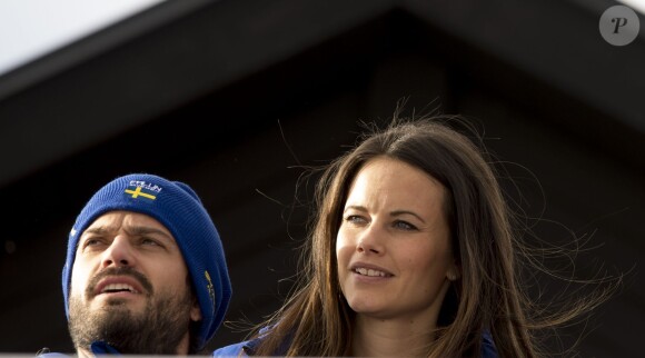 Le prince Carl Philip de Suède et sa fiancée Sofia Hellqvist aux Championnats du monde de ski nordique de la FIS à Falun, le 19 février 2015. 